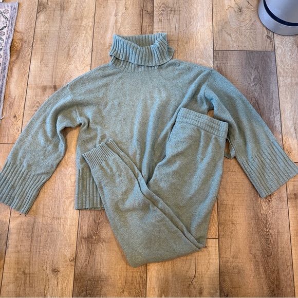 Lauren Conrad lounge Wear - Picture 1 of 7